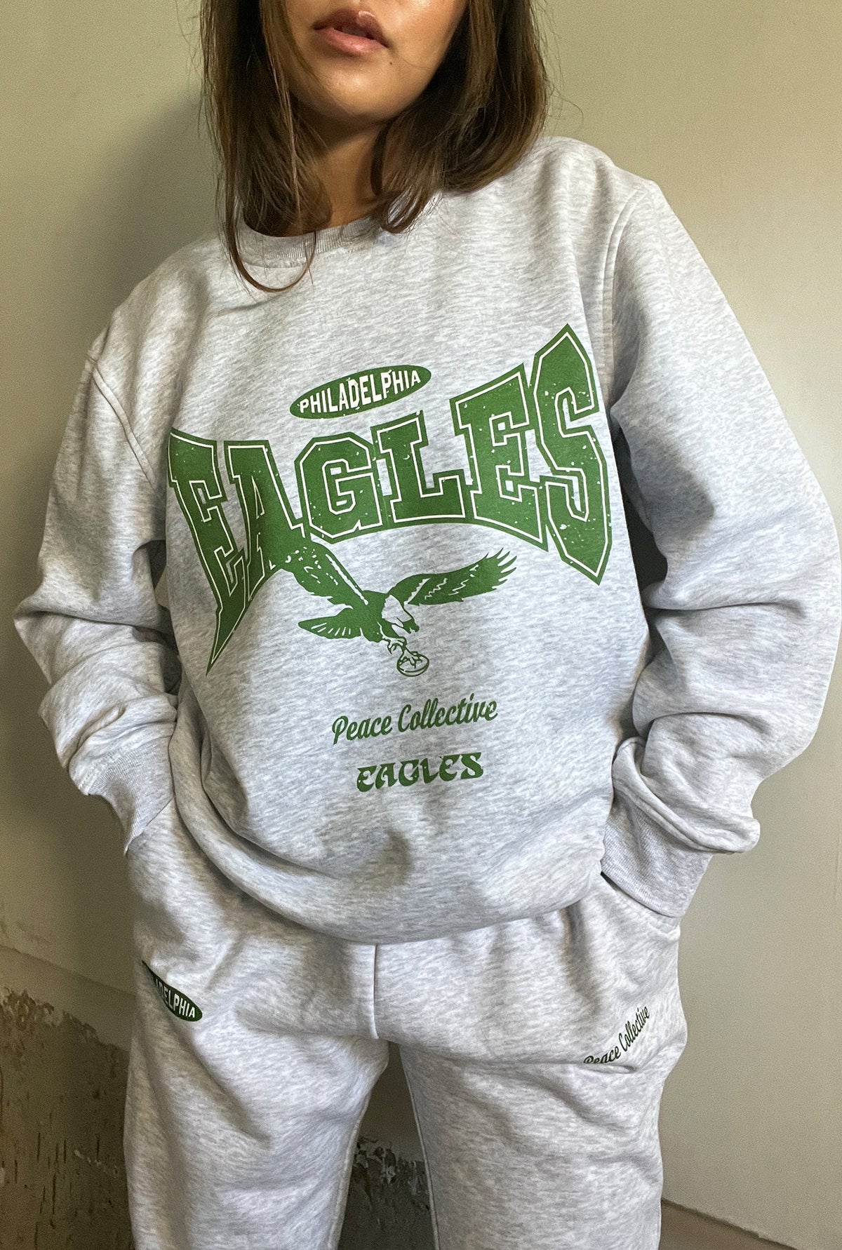 Chandail à col rond graphique délavé des Eagles de Philadelphie - Cendre