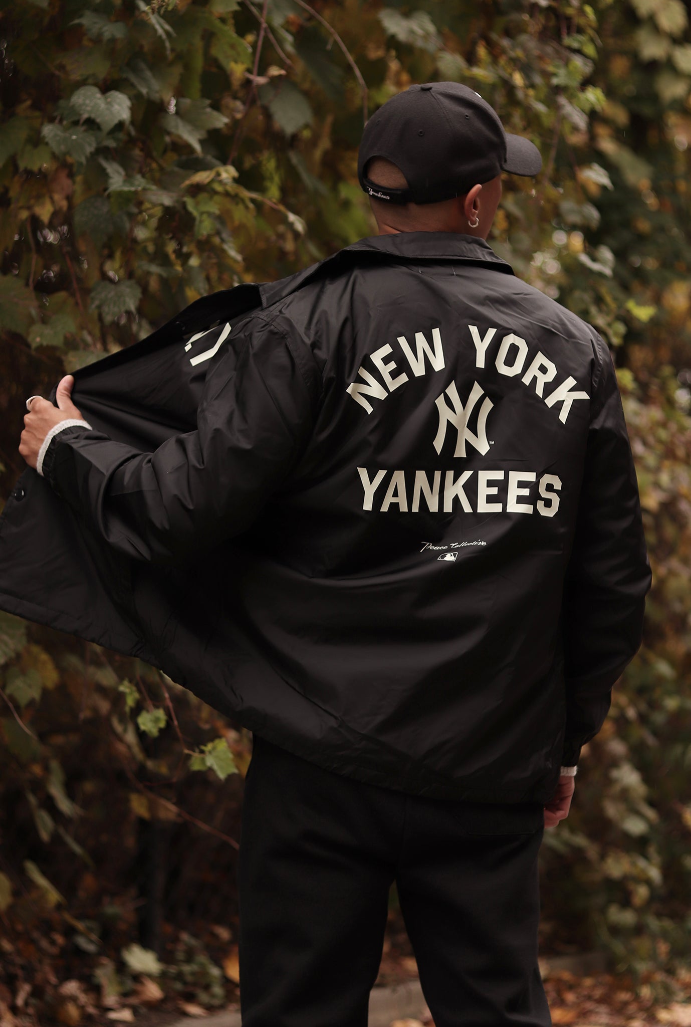 New York Yankees Essential Coach Jacket - Black