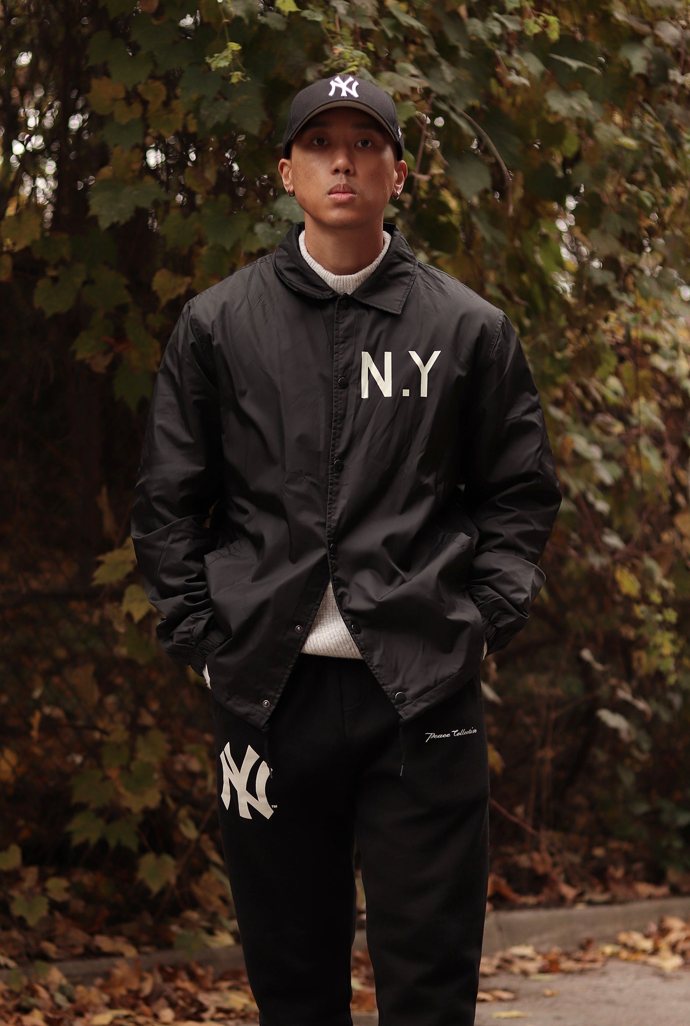 New York Yankees Essential Coach Jacket - Black