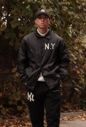 New York Yankees Essential Coach Jacket - Black